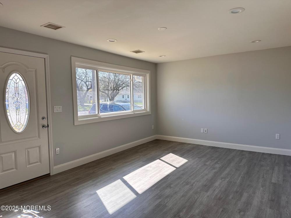 Currently Displayed Property Photo